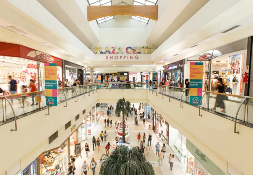 Plaza Oeste Shopping atrium — multi-level interior with PLAZA OESTE SHOPPING signage