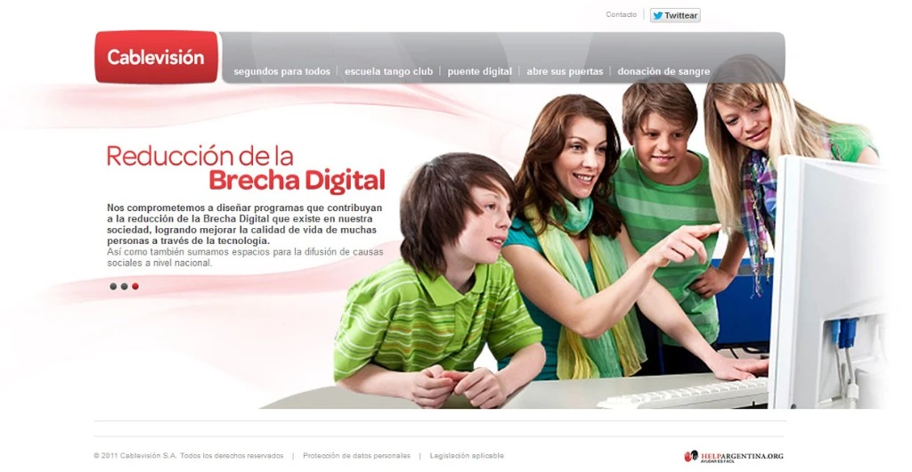 Segundos para Todos digital divide — family at computer with program copy