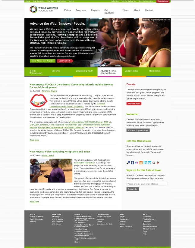 World Wide Web Foundation homepage — hero stories, news feed, donate sidebar, and feature tabs
