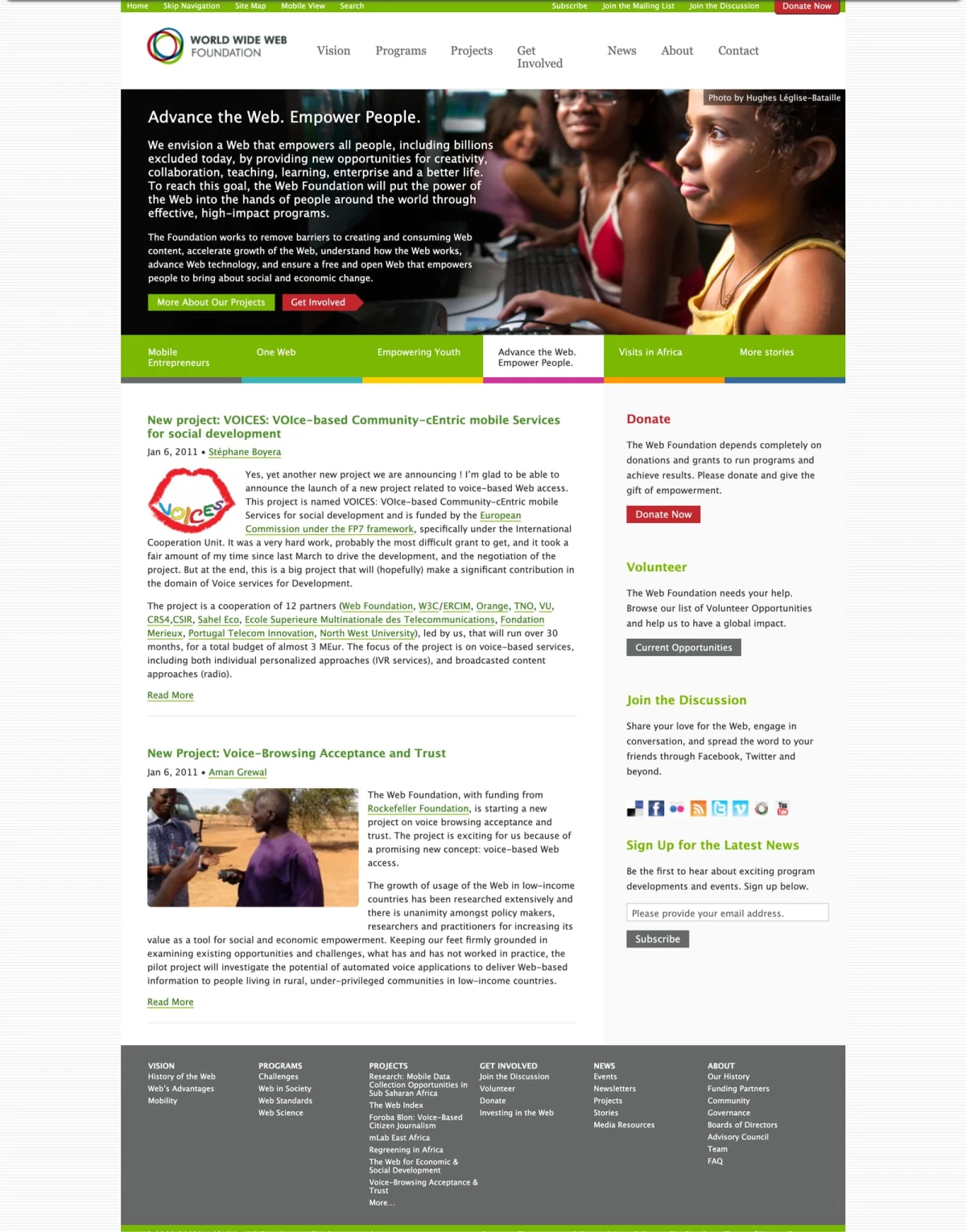World Wide Web Foundation homepage — hero stories, news feed, donate sidebar, and feature tabs
